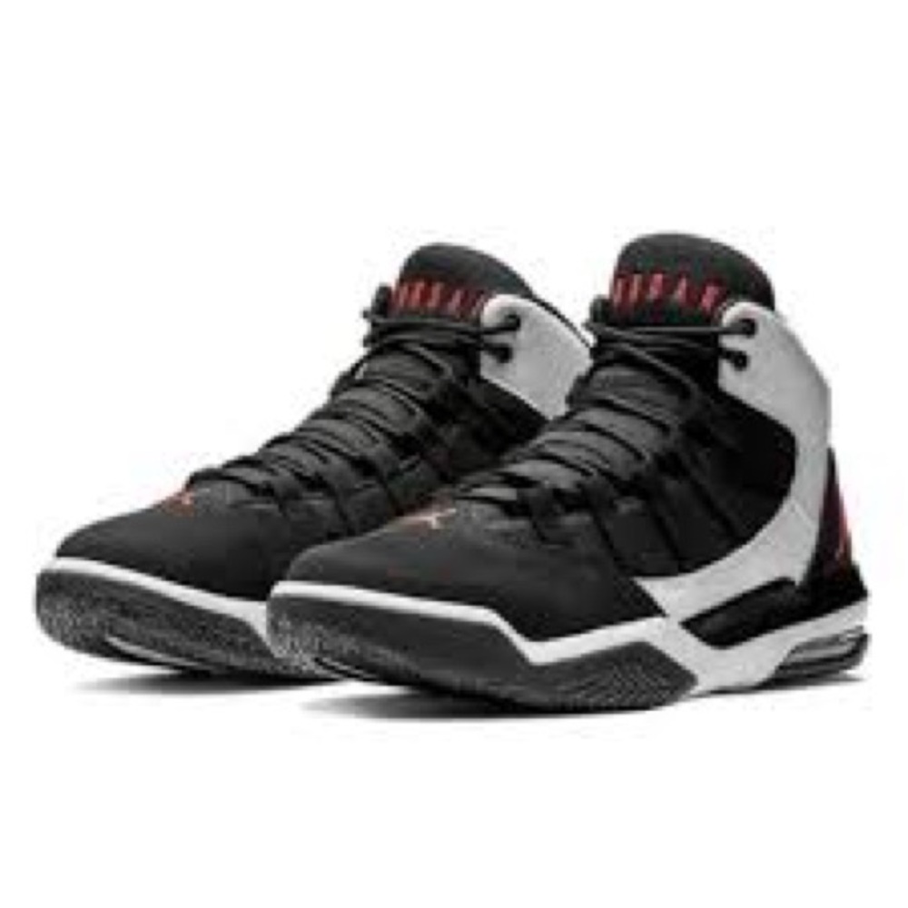 Like new Jordan Max Aura black white 4 basketball shoes, Size 4Y